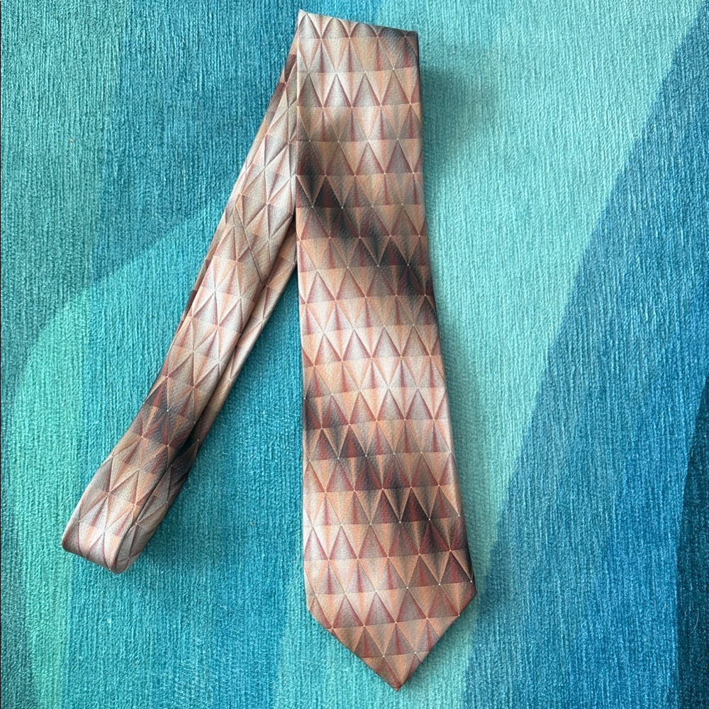 Van Heusen Triangular Pattern Tie in Brown and Cream
